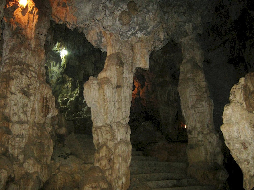 Dich Long Cave and Pagoda, located in Ninh Binh, was granted the title “Nam Thien De Tam Dong” (the third most beautiful cave in Dai Viet) by Lord Trinh Sam